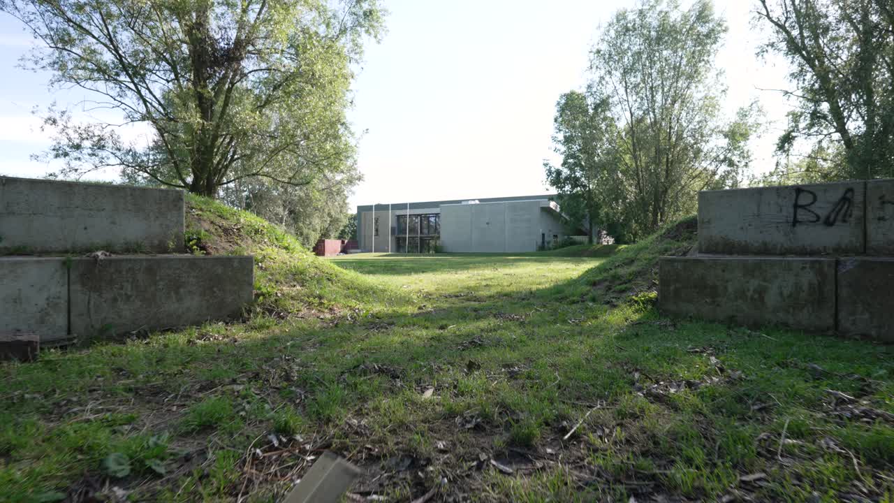 silla de plástico rota tropezó en el suelo durante el día