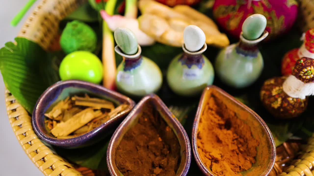 arreglo colorido de ingredientes de spa en una canasta