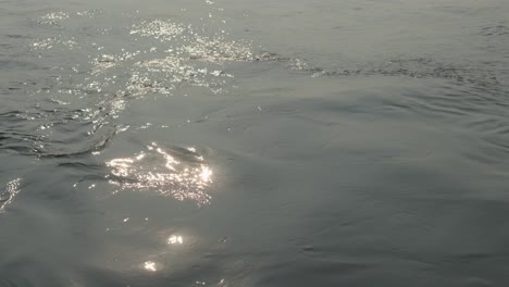 reflejo de la luz solar en el agua de mar - el agua de mar se refleja con la luz solar como fondo