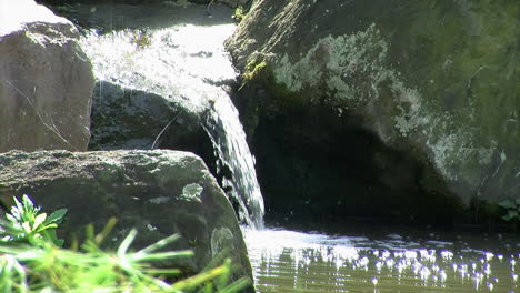 Wasser-Stürzt-Wasserfall-In-Teich