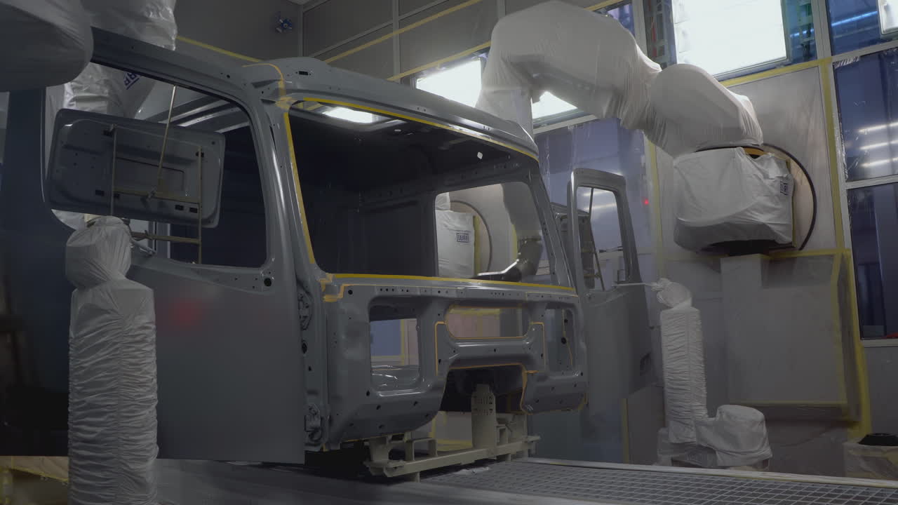процесс окраски кабины грузовика на заводе