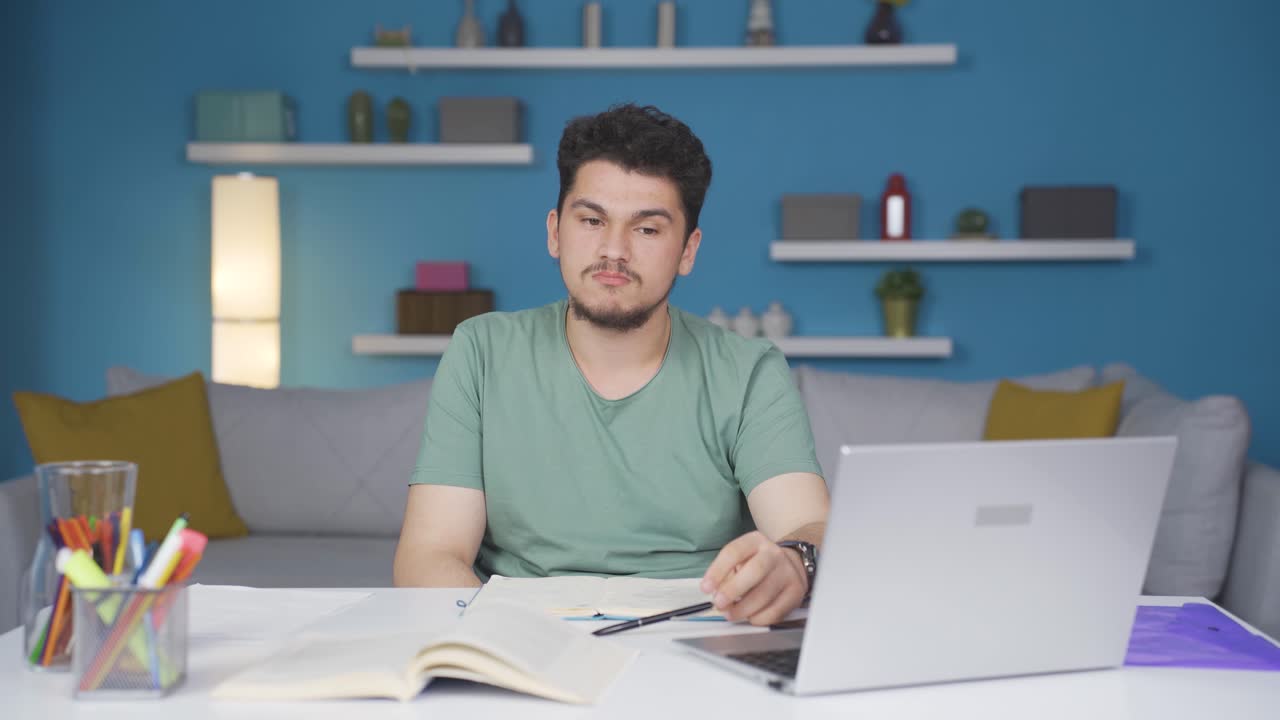 estudiante de sexo masculino deprimido.