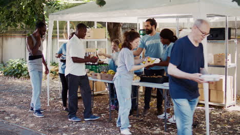 los voluntarios sirven comidas calientes a los pobres