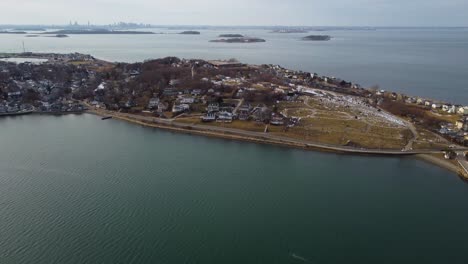 vista aérea sobre la ciudad de casco en una isla en massachusetts