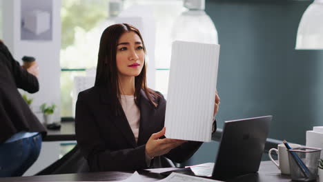retrato de un diseñador analizando un modelo arquitectónico en 3d