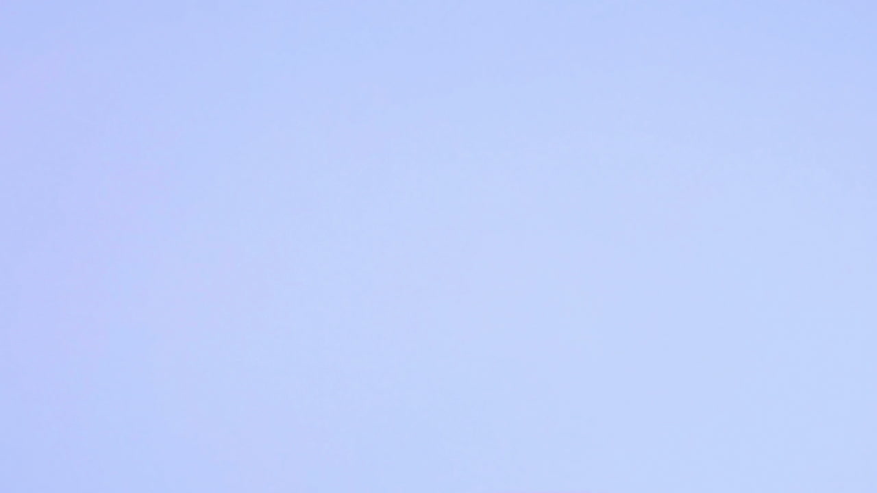 손으로 우유 한 잔을 가져가는 가까운