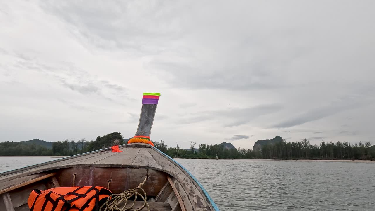 barco de cola larga en el agua
