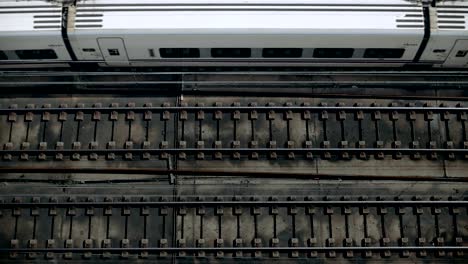 vista superior en cámara lenta en los trenes