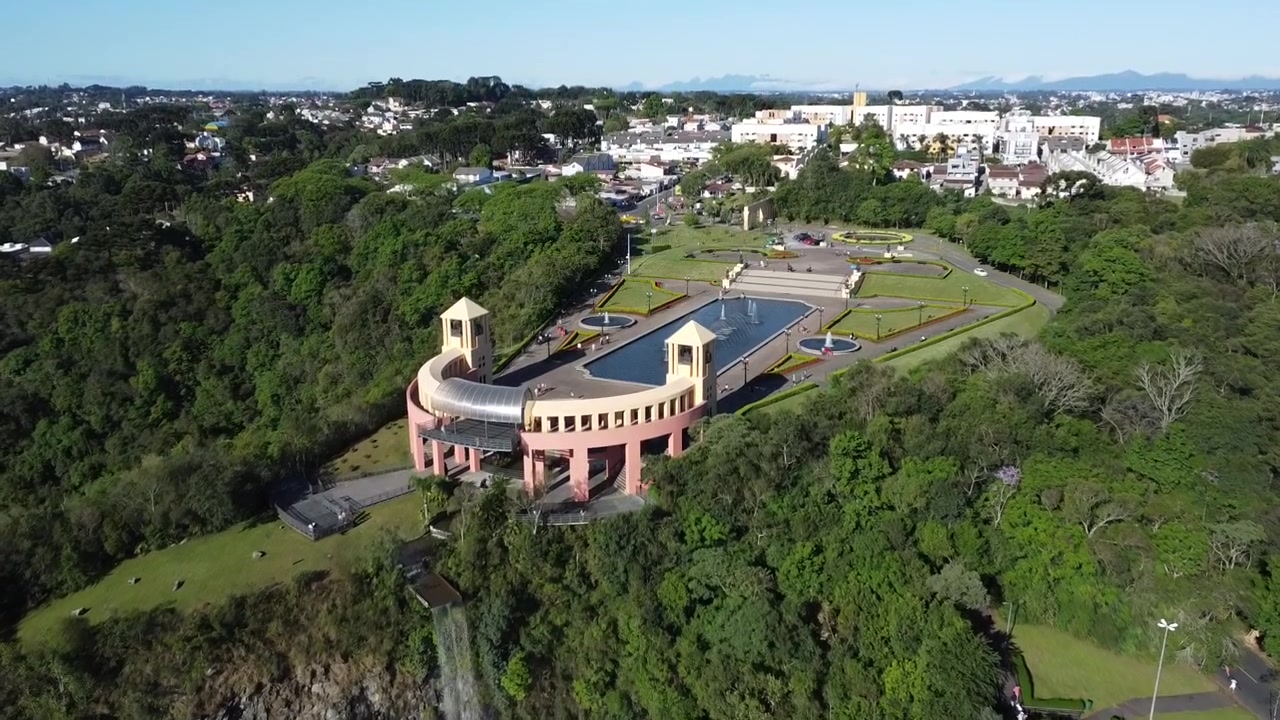 晴れた青空の日、美しい岩や石に囲まれたタングア公園の滝をドローンで撮影。