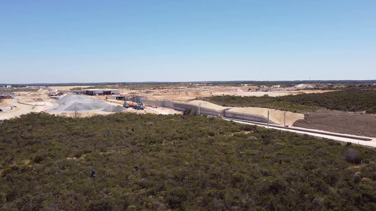 알키모스 기차역 건설을 보여주는 공중 도리 오른쪽 클립