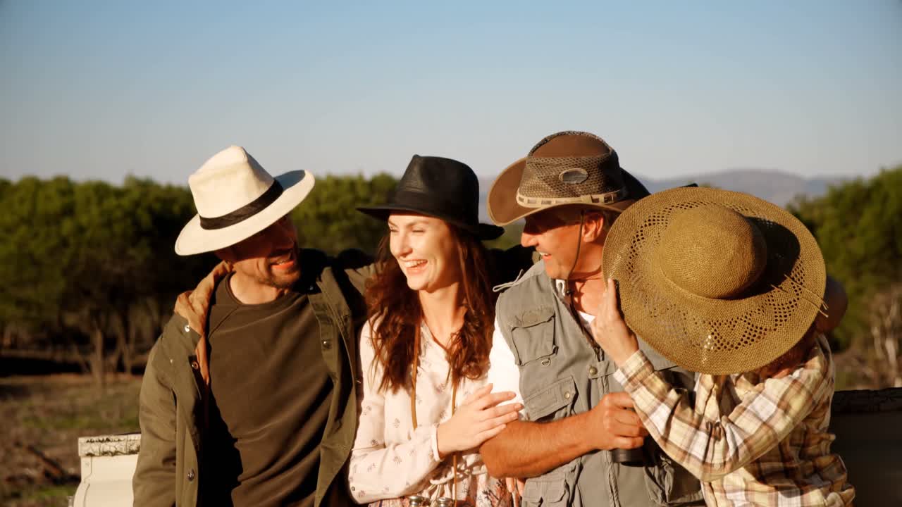 사파리 휴가를 즐기는 행복한 친구들 4k