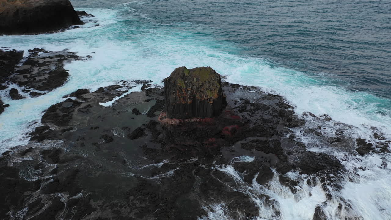 vuelo de drones sobre la costa rocosa de cabo schank, australia