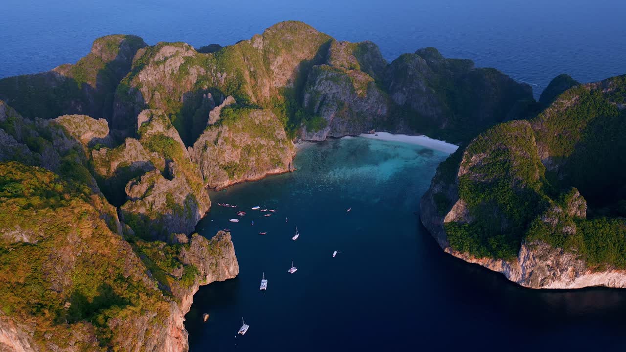 Góc nhìn từ trên cao Vịnh Maya tuyệt đẹp vào buổi sáng mùa hè ở Koh Phi Phi, Thái Lan