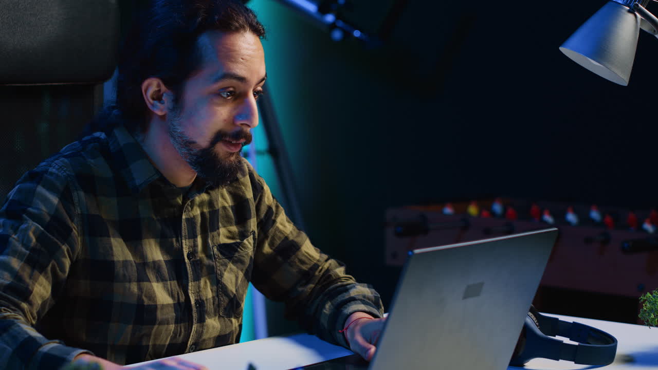 trabajador independiente enfocado que trabaja desde casa, escribiendo en una computadora portátil