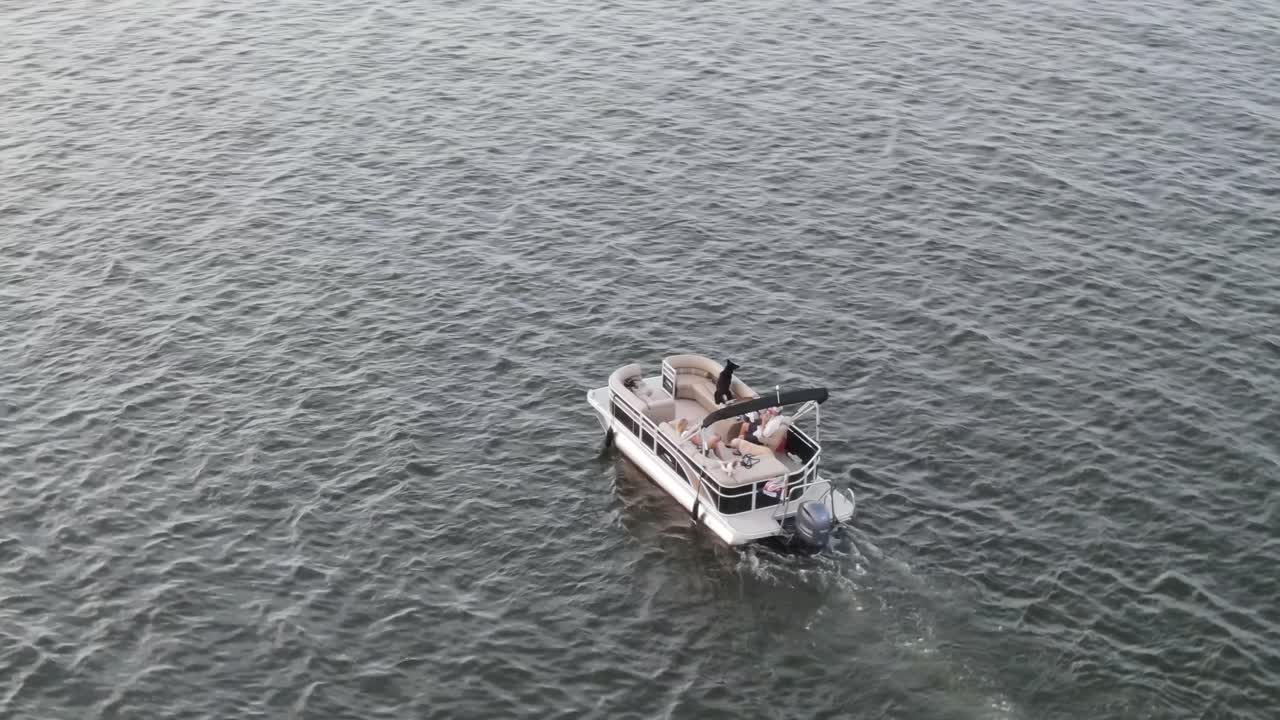 New Orleans, ABD'deki Pontchartrain Gölü'nde Ponton Teknede Rahatlayan Turistlerin Havadan Görünümü