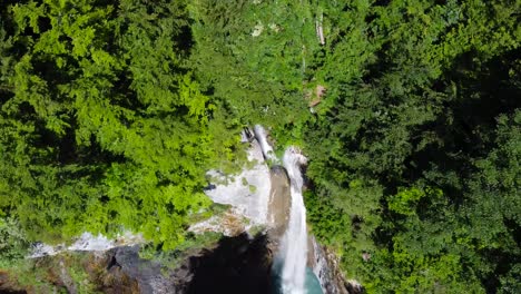 Toma-Aérea-De-Arriba-Hacia-Abajo-De-La-Cascada-Berglistüber-En-Los-Alpes-Suizos-En-Suiza