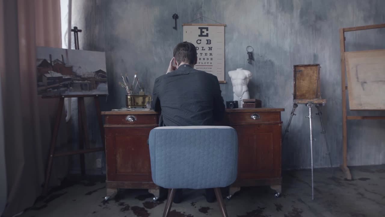 스튜디오에서 일하는 예술가