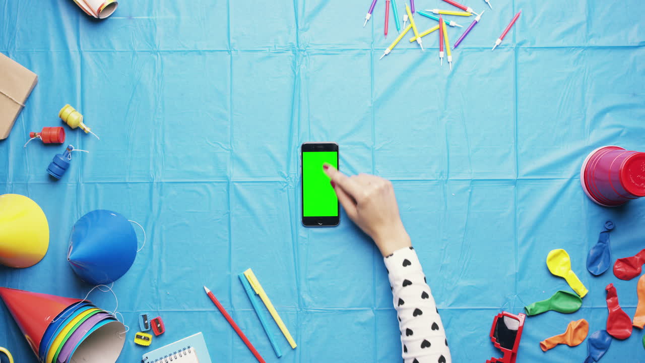 vista superior mujer planeando fiesta de cumpleaños usando teléfono móvil pantalla táctil digital manos multicolores desde arriba - dragón épico rojo