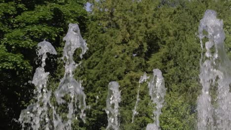 Wasser-Spritzt-Aus-Dem-Brunnen