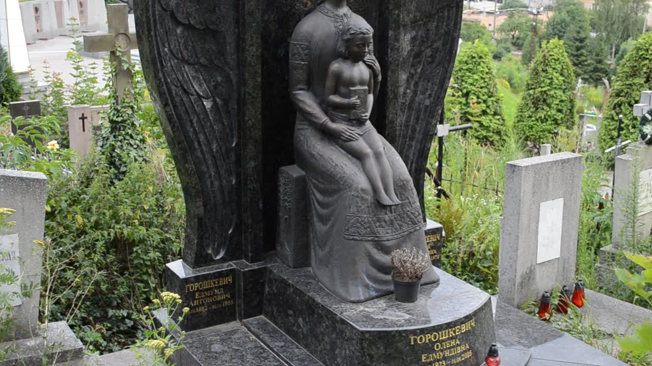 Ali e scultura. Leopoli, Ucraina. Cimitero di Lychakiv, il complesso storico e commemorativo (dal 1991) a Leopoli nel quartiere storico di Lychakiv, uno dei cimiteri più antichi dell'Ucraina
