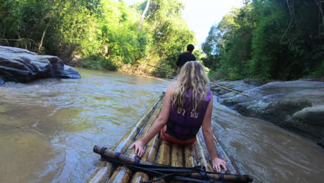 Blondes-Mädchen,-Bambus-Rafting-Im-Dschungelfluss-Des-Flusses-Chiang-Mai-In-Thailand,-Asien-Im-Jahr-2