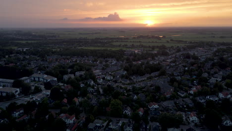 Antenne-Der-Ruhigen-Stadt-Bei-Sonnenaufgang-Mit-Verkehr-In-Der-Ferne