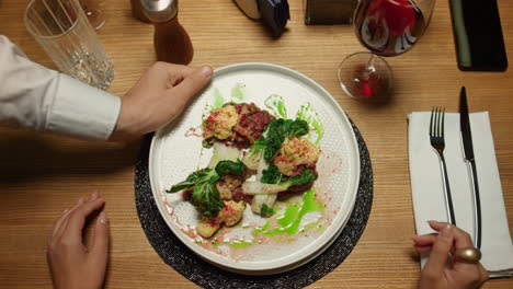 Frau-Isst-Abendessen-Im-Restaurant.-Kellner-Stellt-Teller-Im-Café-Auf-Den-Tisch.