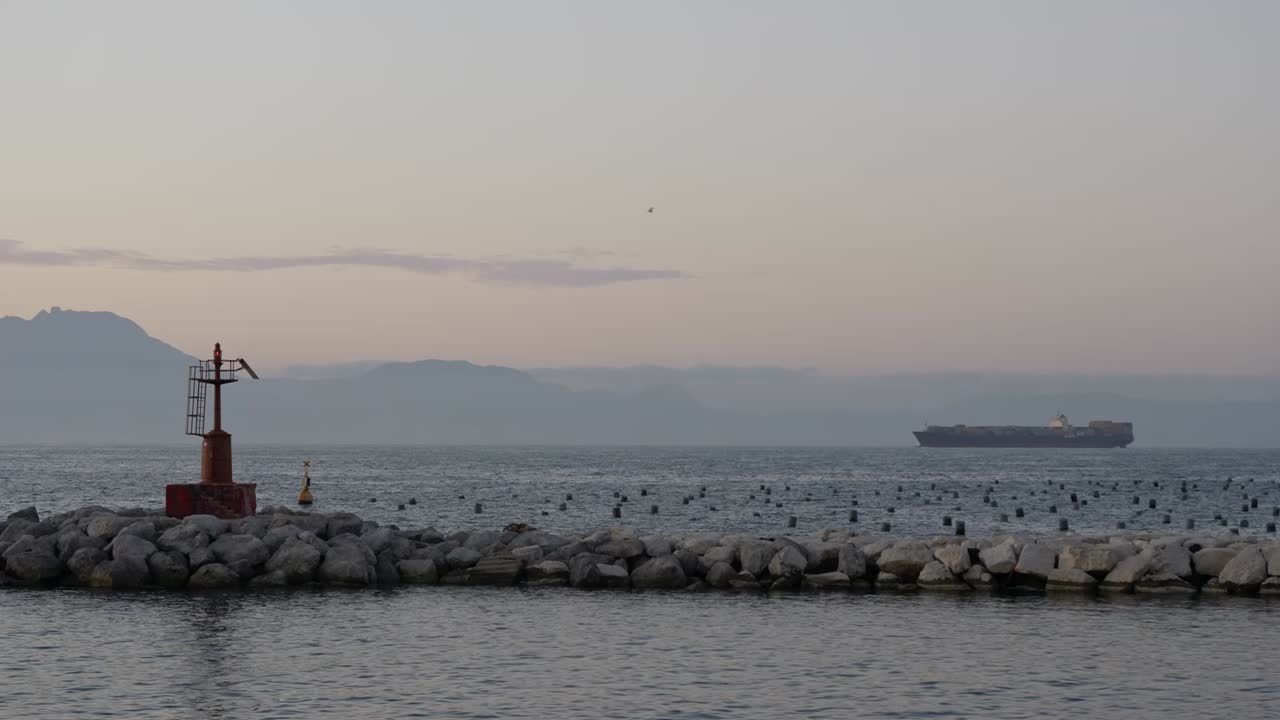 멀리서 천천히 움직이는 화물선