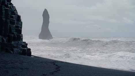 Extrem-Gefährliche-Sneaker-Wellen-Am-Schwarzen-Sandstrand-Von-Reynisfjara-In-Island-Mit-Basaltseestapel-Im-Nebligen-Hintergrund