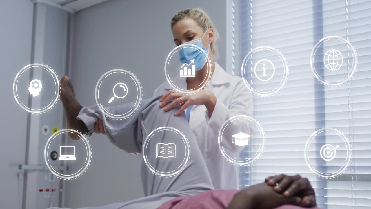 Kliniker løfter patients højre ben, tester bevægelsesomfang (ROM) og initierer medicinsk HUD med linse og graf.