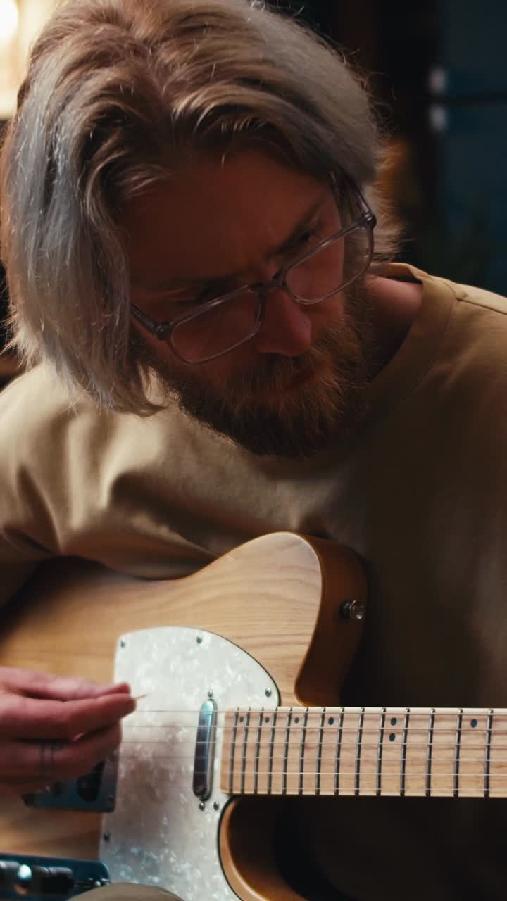 hombre tocando la guitarra eléctrica