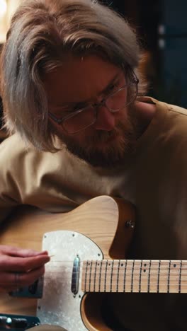 hombre tocando guitarra electrica