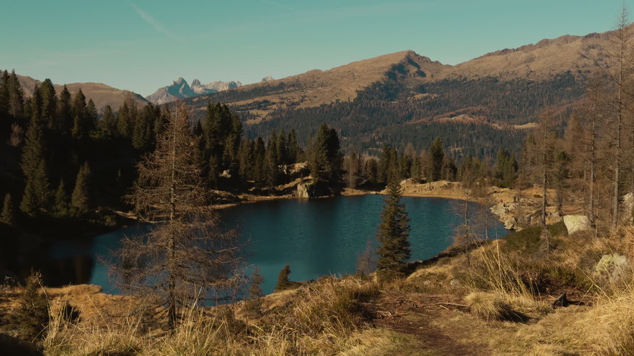Lago alpino di montagna in autunno