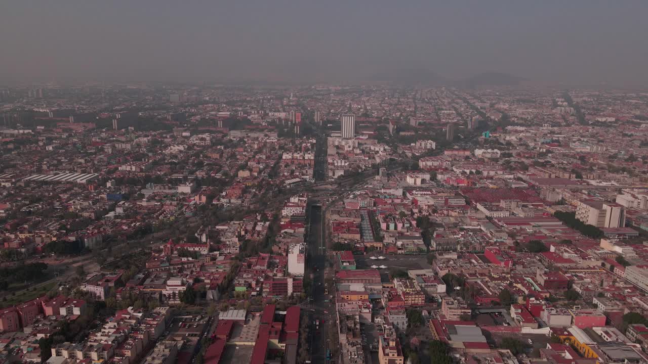 Meksiko Şehri'nin orijinal Aztek mahallelerinden Tlatelolco üzerinde uçuş.