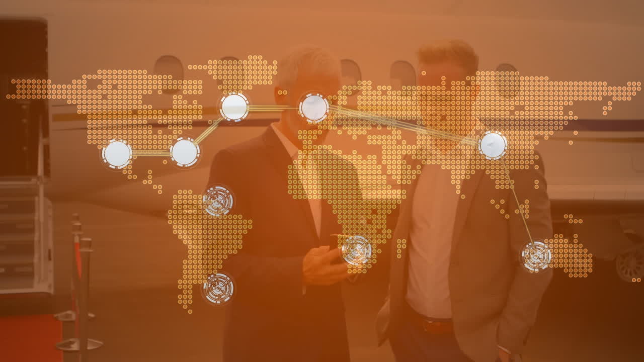 공항 활주로에서 스마트폰을 사용하는 두 명의 백인 사업가에 대한 세계 지도를 연결하는 점