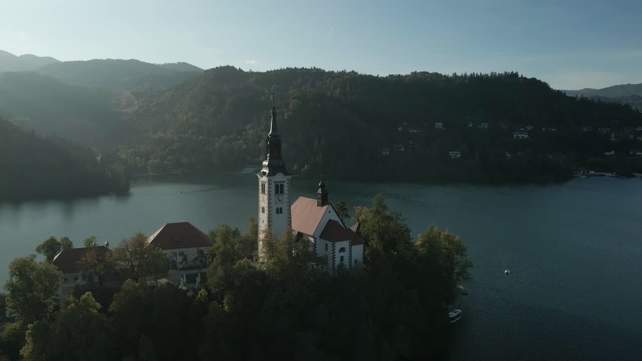 Veduta aerea della Chiesa dell'isola di Bled sul Lago di Bled