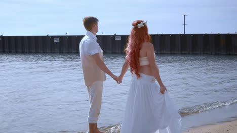 Pareja-Parada-En-El-Agua-En-La-Playa-Del-Océano.-Vacaciones-Romanticas