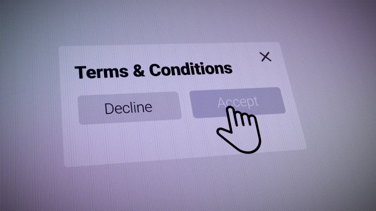 마우스 커서가 슬라이드되고 웹 페이지의 약관 상자를 클릭합니다.