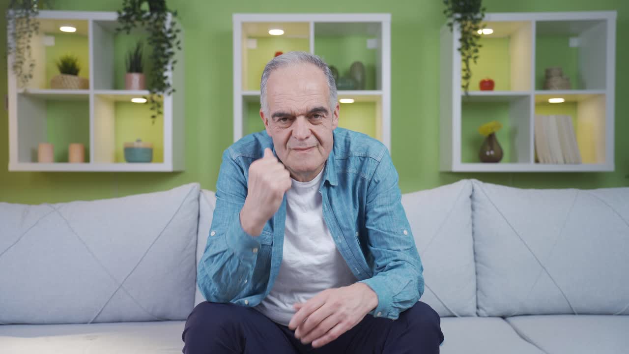 ⁇ 은이는 무기력하게 카메라를 쳐다본다.