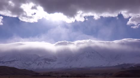 hermosas formaciones de nubes sobre mt whitney en las montañas de sierra nevada en invierno