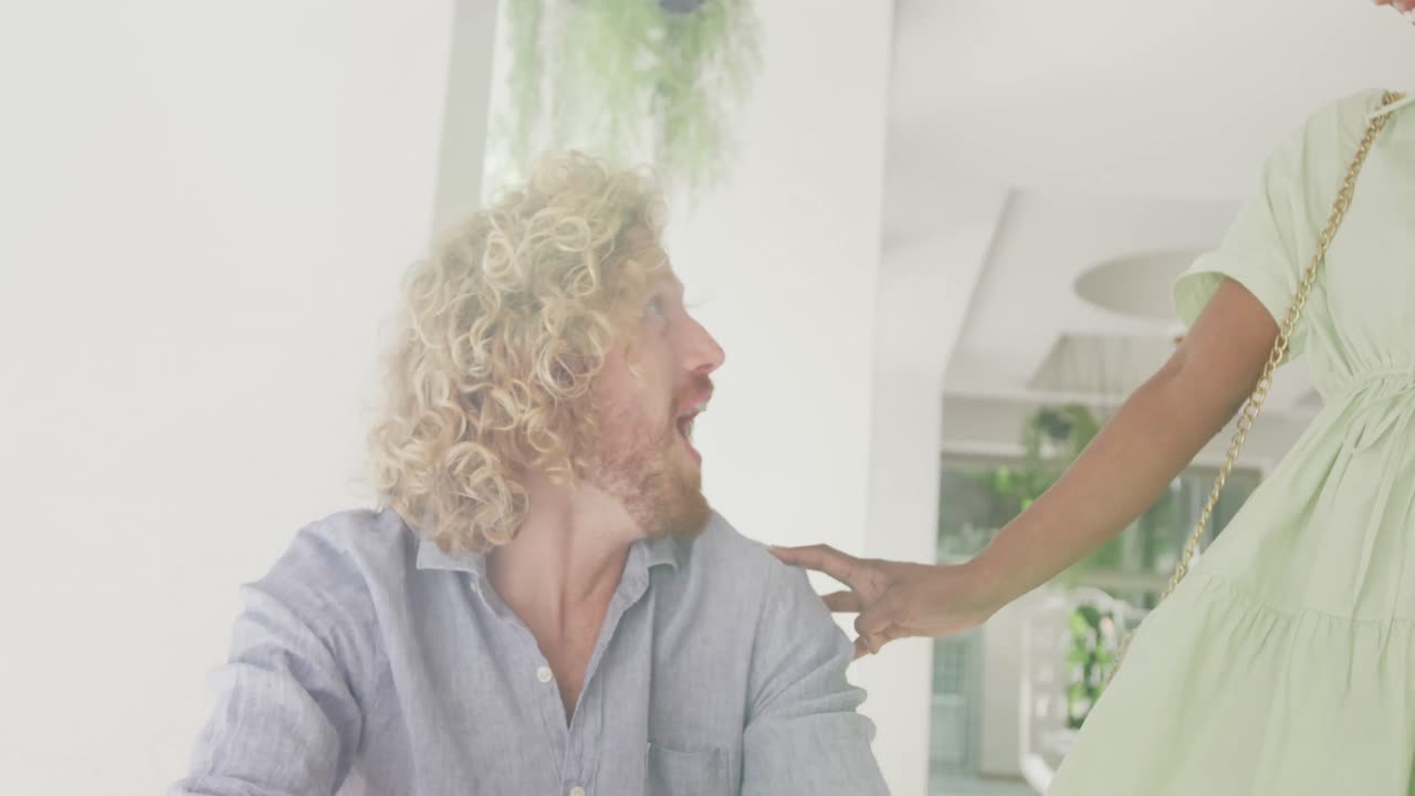 다양한 행복한 커플, 카페에서 인사하고 포옹하는