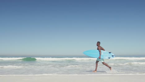 hombre afroamericano listo para ir a surfear
