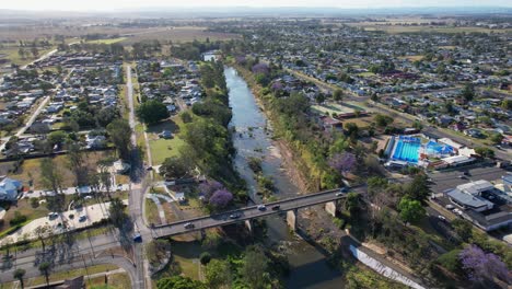 Vehículos-Que-Cruzan-El-Río-Richmond-A-Través-Del-Puente-De-La-Autopista-En-Casino-Town,-Nueva-Gales-Del-Sur,-Australia