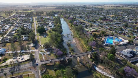 vehículos que cruzan el río richmond a través del puente de la autopista en casino town, nsw, australia