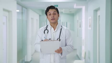 Médico-Indio-Escribiendo-Informe-Del-Paciente