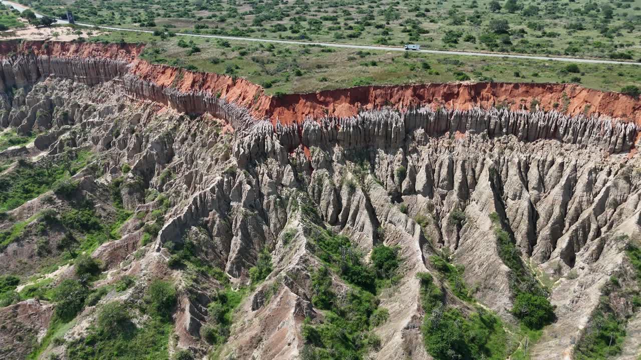 Afrika, Angola, Luanda Bölgesi, Belas Belediyesi'ndeki Miradouro da Lua'da (Ay Gözlem Noktası) bulunan aşınmış kil oluşumlarının nefes kesen havadan panoramik görüntüsü