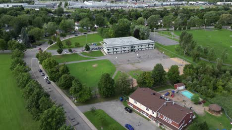 Schulhyperlapse-Im-Sommer,-Mit-Drohne