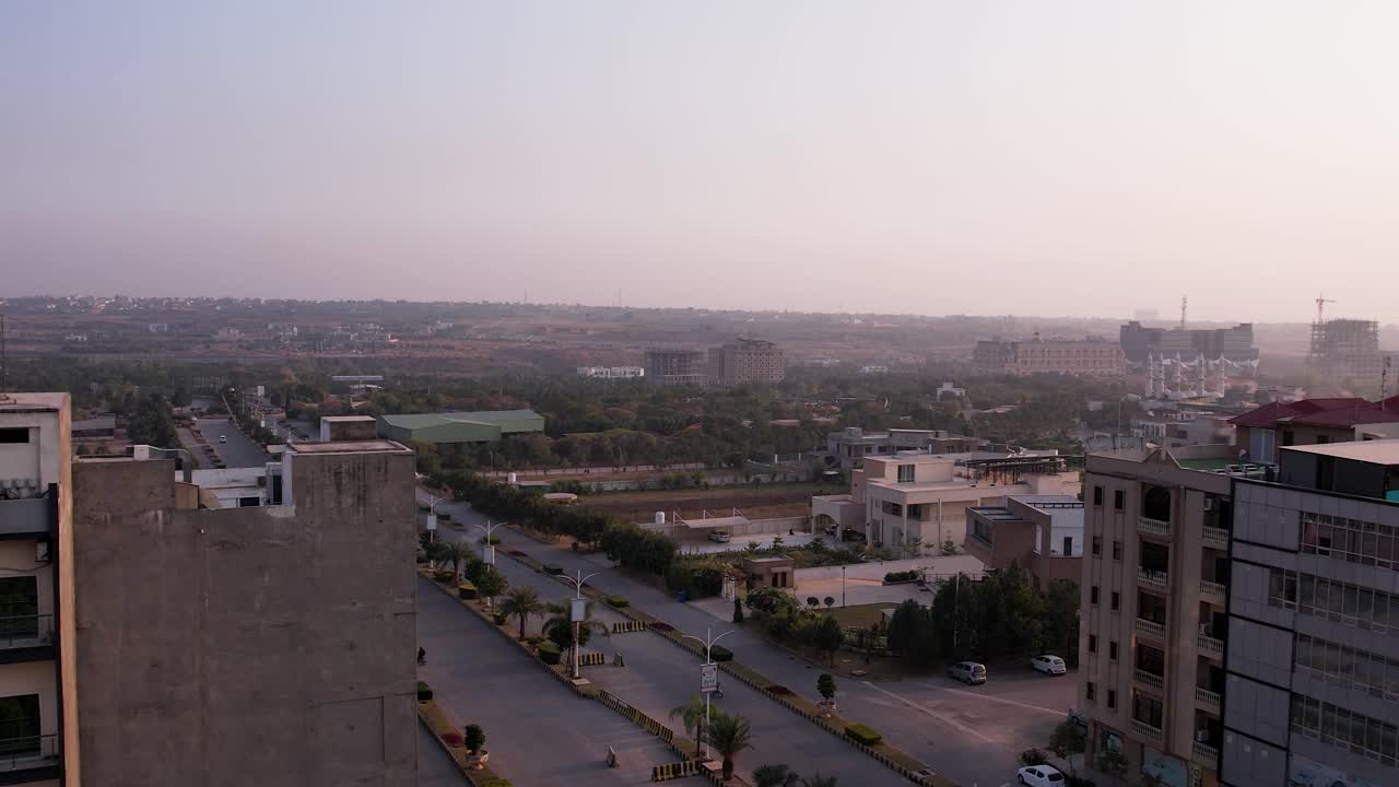 luce del primo mattino su edifici suburbani e zone verdi a Islamabad, Pakistan
