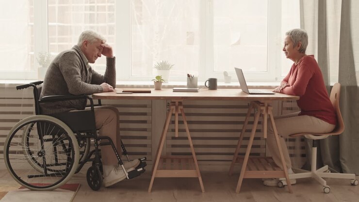 pareja de ancianos que trabajan juntos en el hogar
