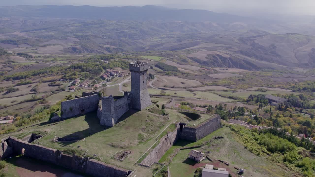 Maestosa Fortezza di Radicofani che domina il paesaggio toscano, Italia.